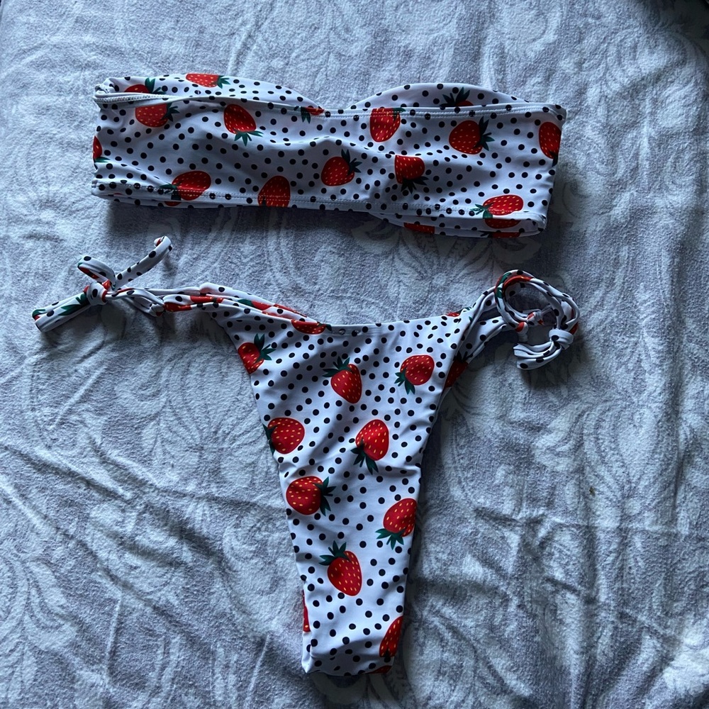 Strawberry Bikini - Picture 2 of 4